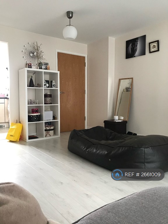 1 bedroom flat in Erebus Drive, London, SE28 (1 bed) (#2661009)