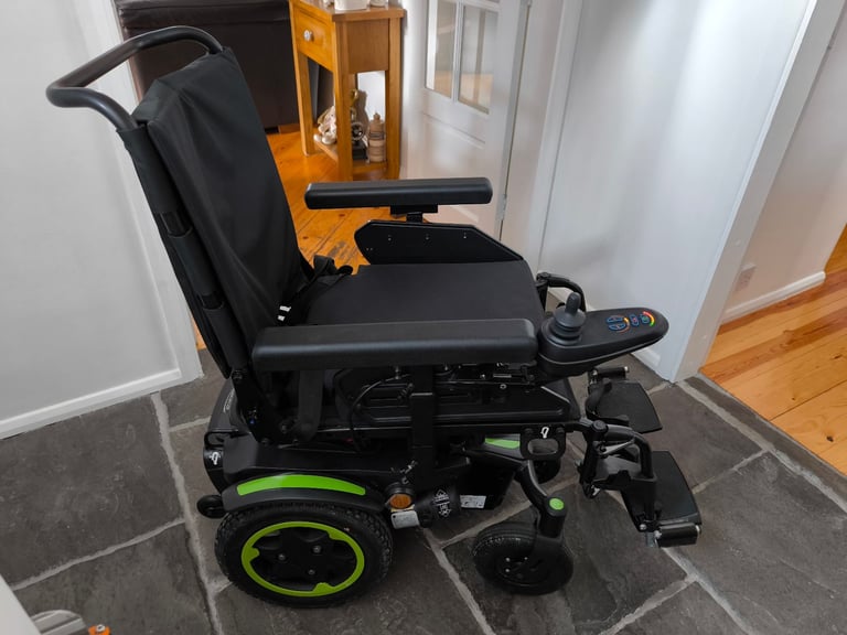 Quickie Q100R Electric wheelchair