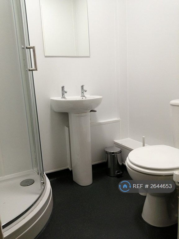 5 bedroom flat in Moss Yard, Leamington Spa, CV31 (5 bed) (#2644653)