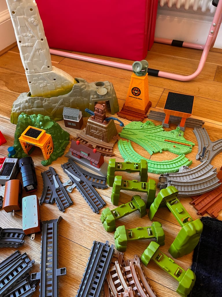 Thomas the tank engine joblot of trains, track and extension pieces 