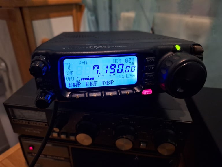 Yaesu ft100 hf mobile radio hf/vhf/uhf shack in a box