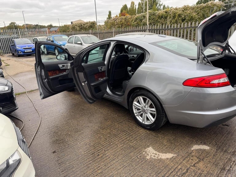JAGUAR XF 2.2d Luxury Auto Euro 5 (s/s) 4dr 2011