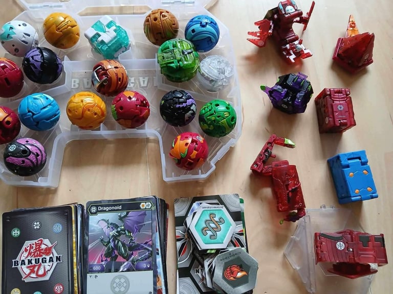 Large Bakugan bundle with 32 bakugan, storage case and cards