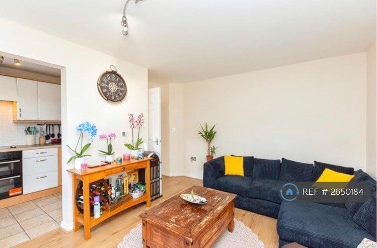2 bedroom flat in Woodley House, Witney, OX28 (2 bed) (#2650184)