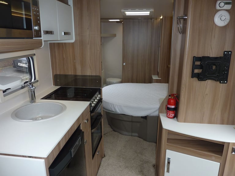 Swift Charisma FIXED ISLAND BED 2018