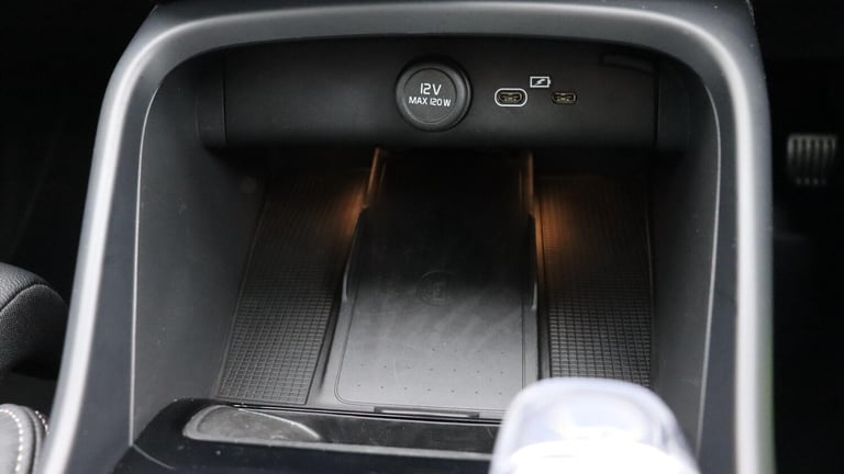 2025 Volvo XC40 B4 (P) Ultra Bright (Sunroof, Pilot Assist, BLIS, Leather) ESTATE Petrol/Electric...