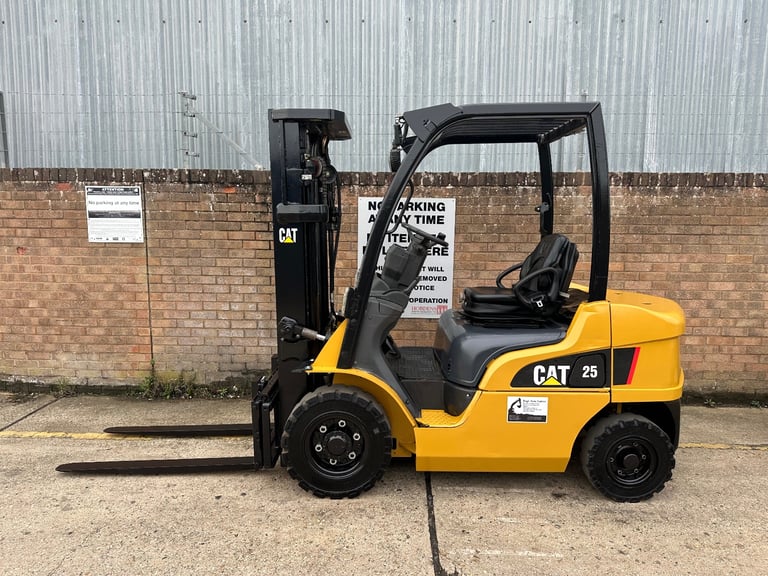 2010 Caterpillar 2.5t diesel forklift, container spec triple mast 