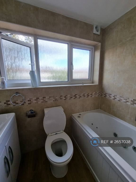 3 bedroom flat in The Ridgeway, London, W3 (3 bed) (#2657038)