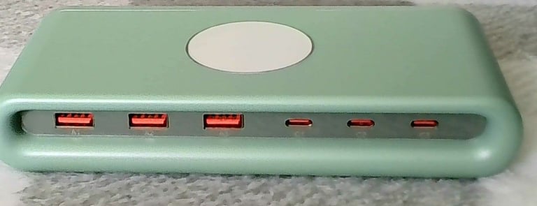 image for MUST GO OR GOES IN THE BIN - MULTI CHARGER AND MULTI USB HUB NEW