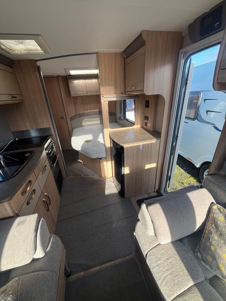 Coachman Pastiche 560/4 4 berth fixed bed fitted mover