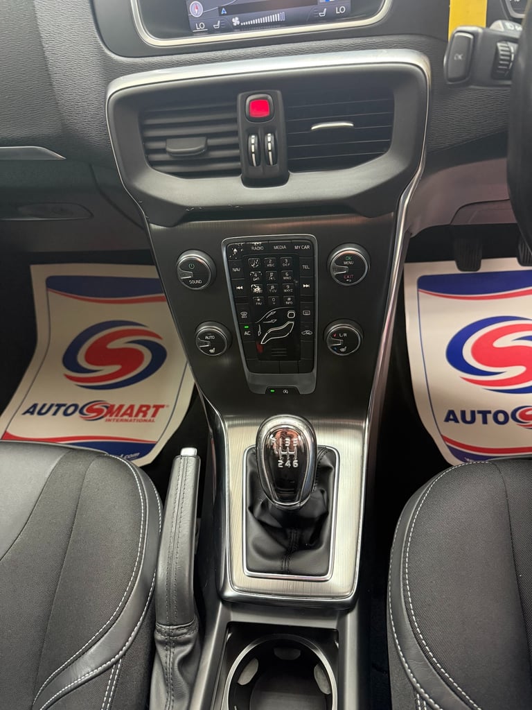 Volvo V40 1.6 T3 SE Blue Hatchback 61MPG Sat Nav WARRANTY 12 MONTHS MOT