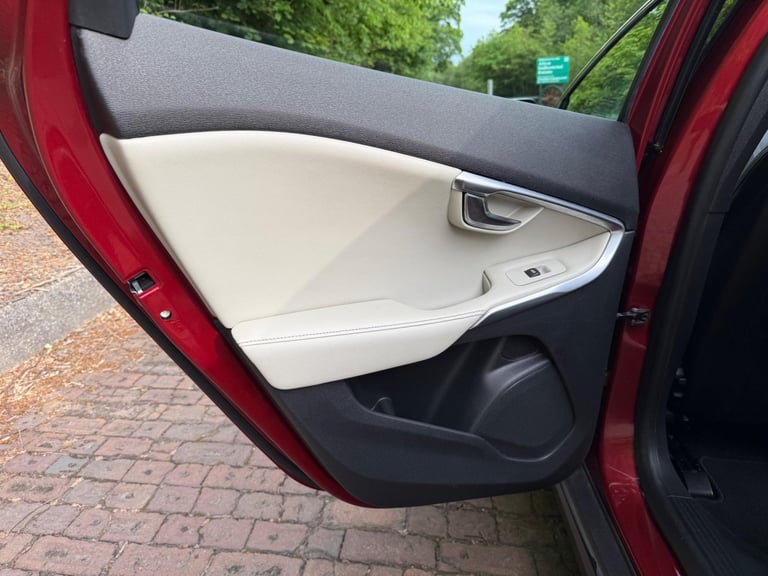 2014 Volvo V40 Cross Country 1.6 D2 Lux Powershift Euro 5 (s/s) 5dr HATCHBACK Diesel Automatic