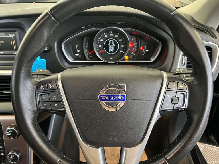 2015 Volvo V40 D2 [120] Cross Country Lux 5dr HATCHBACK DIESEL Manual