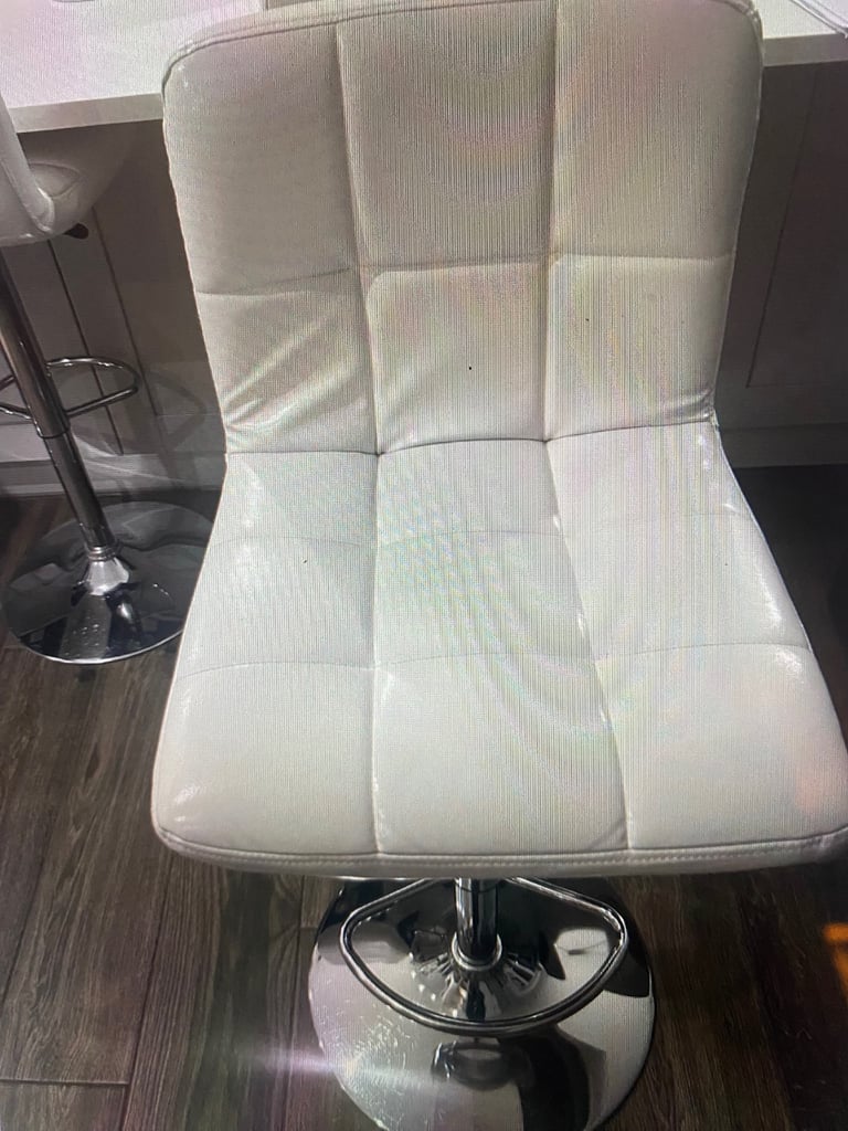 X 6 WHITE LEATHER & CHROME  GAS LIFT KITCHEN BAR STOOLS ,VERY GOOD USED CONDITION , LOCAL DELIVERY