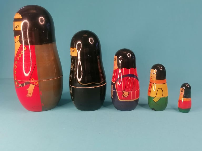 Beautiful Vintage Nestling Dolls , 5 dolls.  Bigger one  5,5inch smaller 1,5 inch.