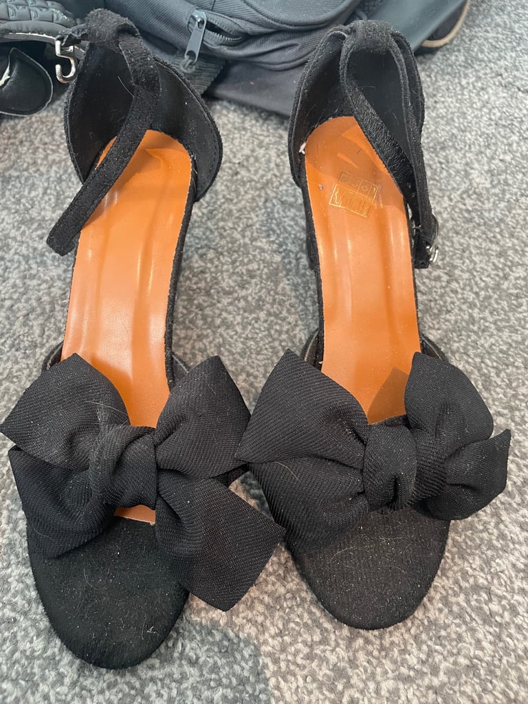 image for Size 5 black heeled shoes with bow detail
