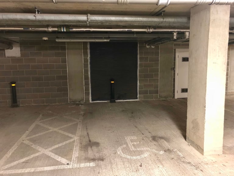 Secure, wide garage car parking space in De Beauvoir near Hoxton & Dalston