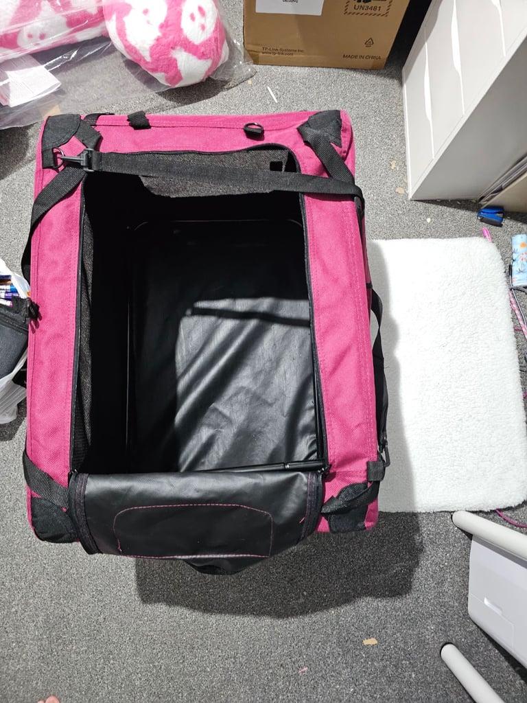 Very large cat or dog carrier 19w x 18h x 25.5L inch from Amazon basics