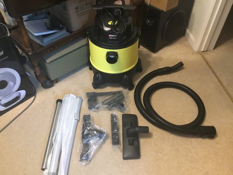 Wet & dry vacuum hoover brand new with accessories 