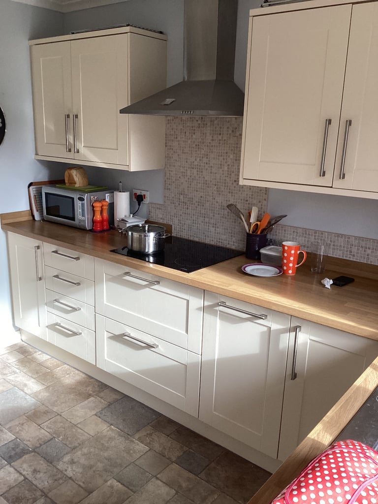 HOWDENS CUPBOARD FRONTS AND APPLIANCES