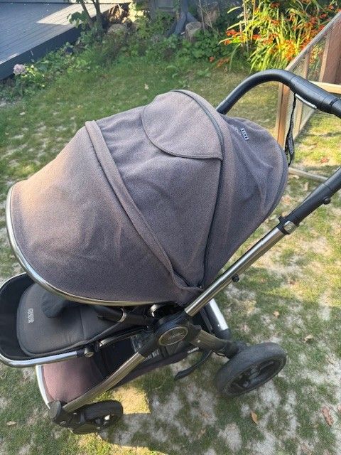 Mama's & Papa's ONYX Ocarro with a Cybex Cloud T layback car seat.