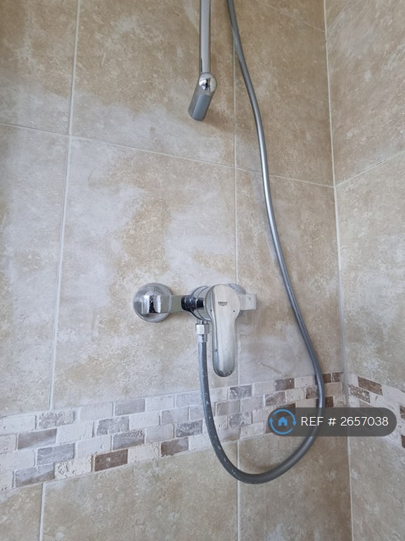 3 bedroom flat in The Ridgeway, London, W3 (3 bed) (#2657038)