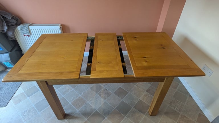 Real Oak extendable dining table with 6 seats