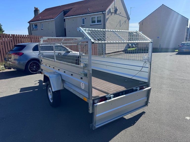 BRAND NEW 7,7ft x 4,2ft SINGLE AXLE TIPPING TRAILER WITH 40CM MESH 750KG
