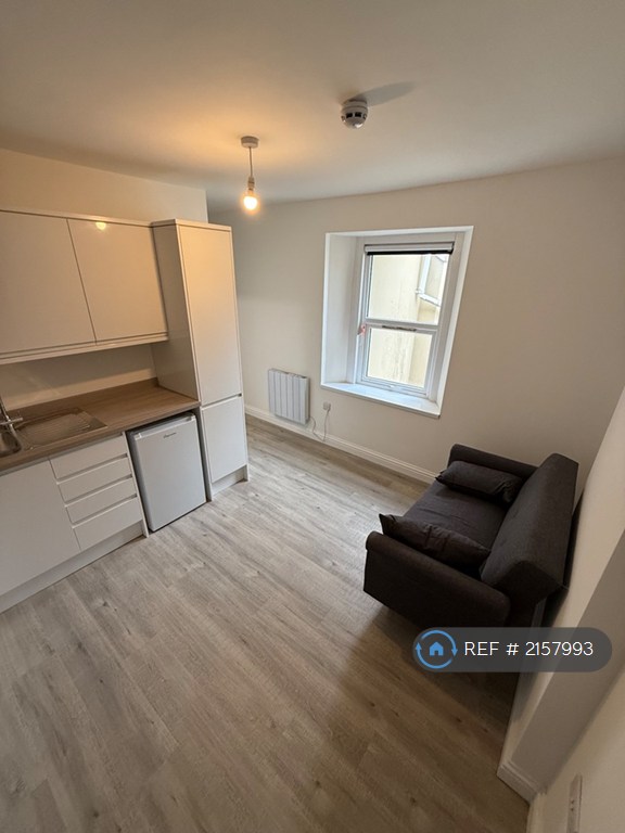 1 bedroom flat in George Street, Weston-Super-Mare, BS23 (1 bed) (#2157993)