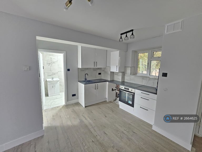 1 bedroom flat in Kennington Lane, London, SE11 (1 bed) (#2664625)