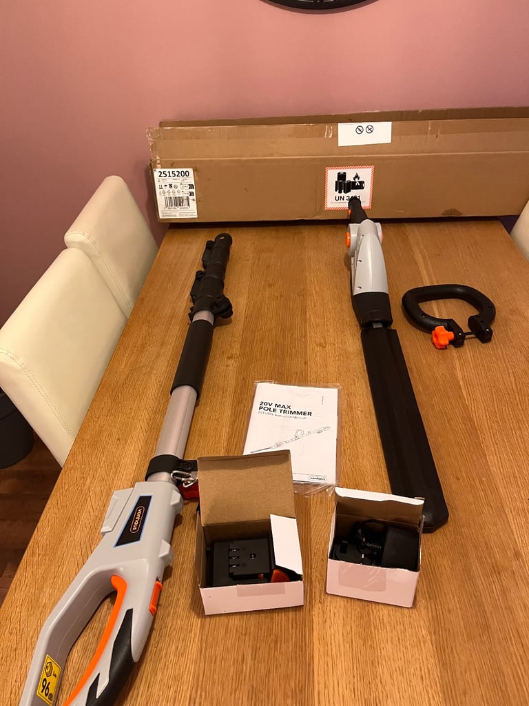 Cordless pole hedge trimmer 