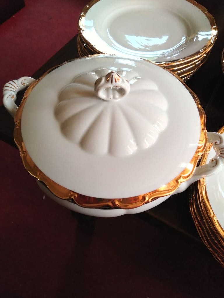 Dinner set white with gold rim