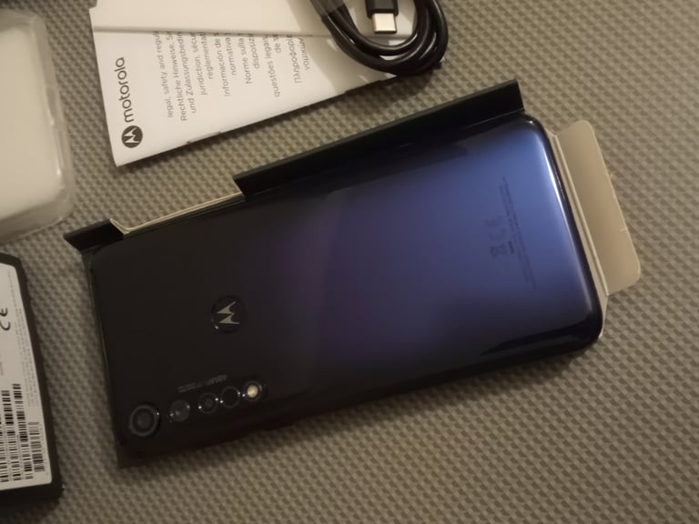 Motorola G8 Plus limited edition colour fully boxed excellent condition