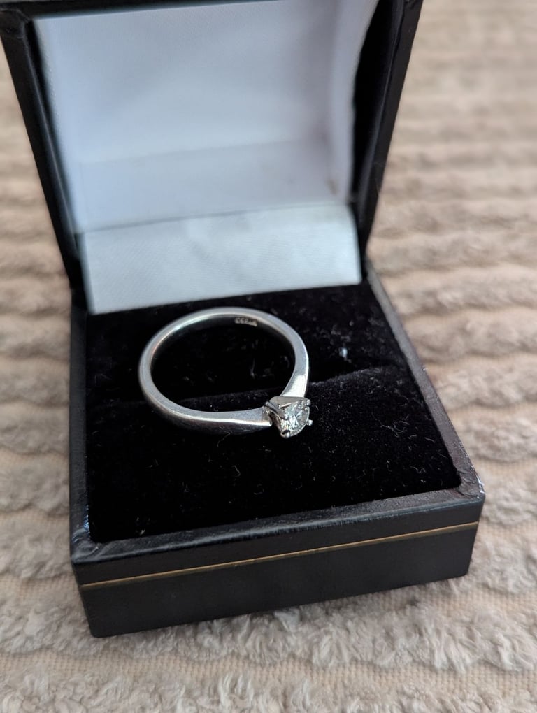 Diamond engagement ring 