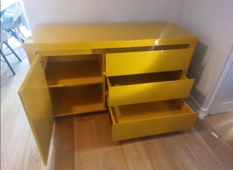 Great Side board, with 3 draws and cupboard section…