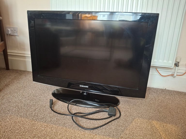Samsung LE32A456C2D 32-inch LCD TV with universal remote in good condition