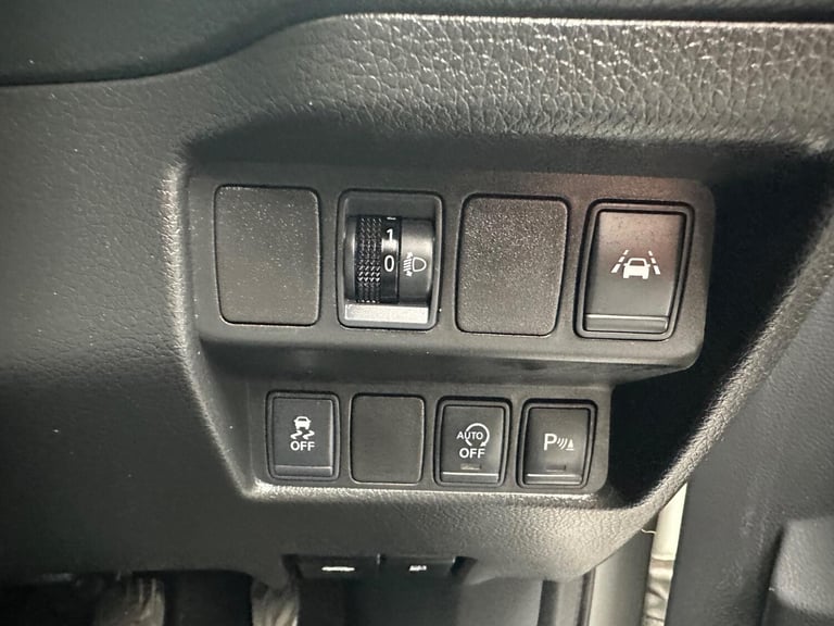 NISSAN QASHQAI 1.2 DIG-T n-tec Silver Manual Petrol 2015