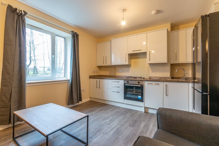 DOUBLE BEDROOM for flat share in spacious, ground floor flat near Ferry Road – available soon