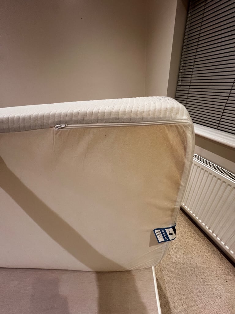 Single divan bed complete with 2 drawers with excellent memory foam mattress