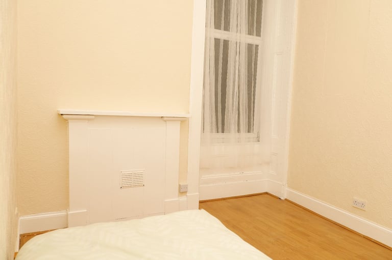 Newly Decorated 3-Bedroom Flat for Rent – Glasgow South Side