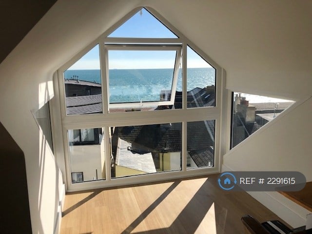 2 bedroom flat in Sandgate High Street, Sandgate, Folkestone, CT20 (2 bed) (#2291615)