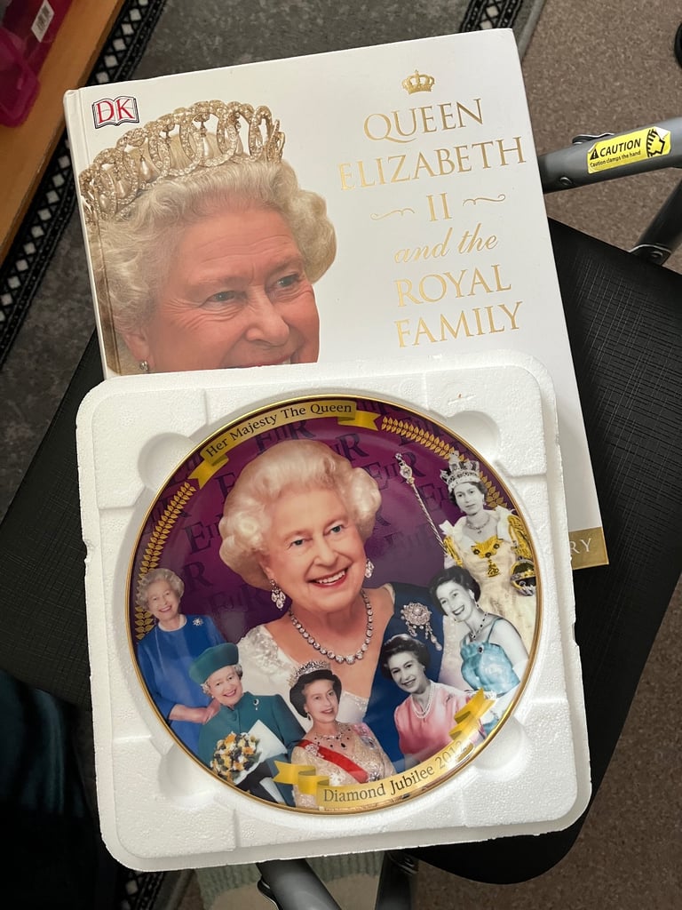 image for QUEEN ELIZABETH PLATE AND BOOK