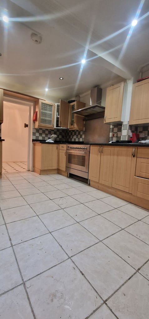 A Large 6 bedrooms, decent property for rent in Gillingham 