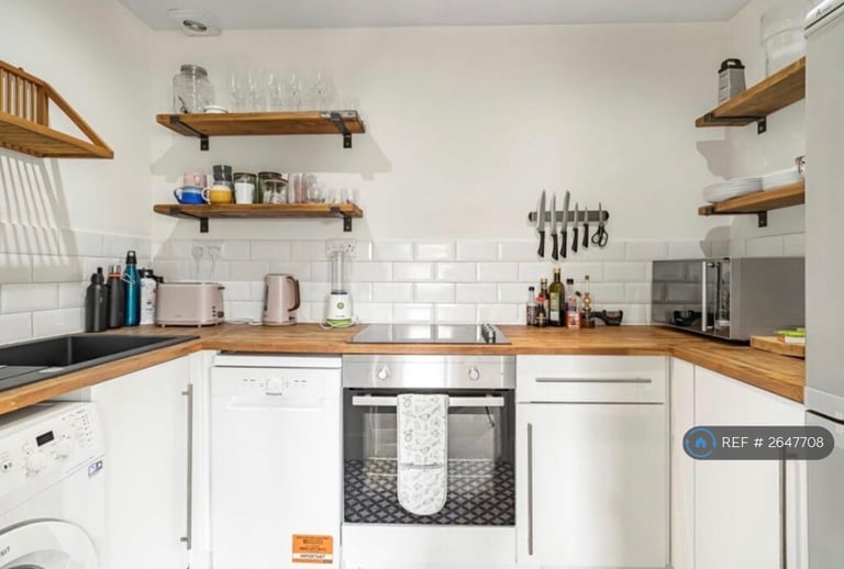 1 bedroom flat in Tonsley Heights, London, SW18 (1 bed) (#2647708)