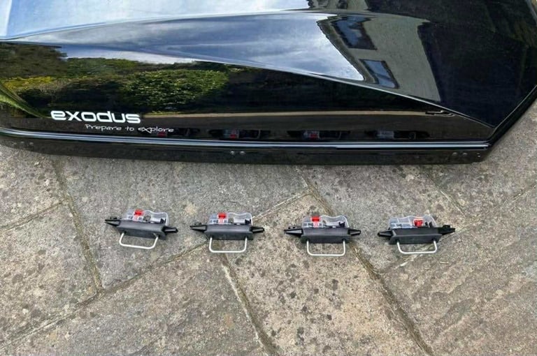Halfords Exodus 470L Roof Box + wall mount