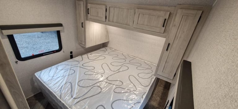 Brand New Forest River East To West Della Terra 323QB American Caravan 5th Wheel