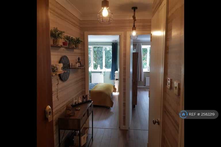 1 bedroom flat in The Oasis, Poole, BH13 (1 bed) (#2582219)