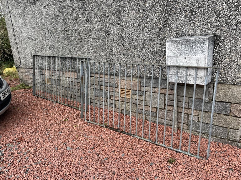 4 METRES STEEL RAILINGS/FENCING