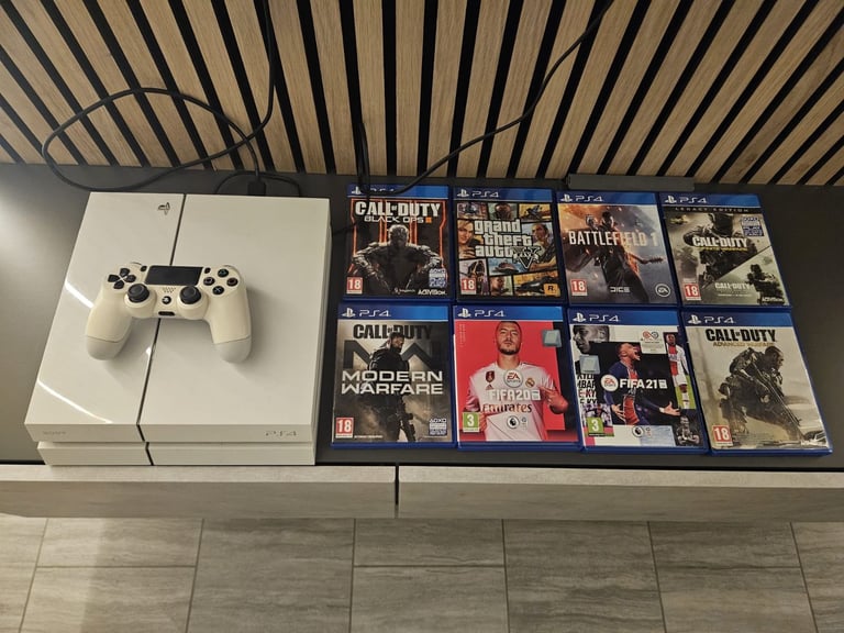 PS4(500gb) + 8 Games + 1 Controller