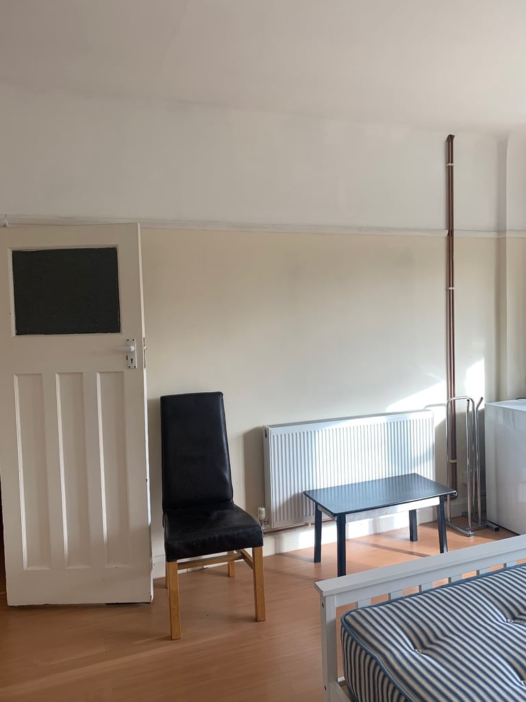 A bright large double room to rent in South Woodford